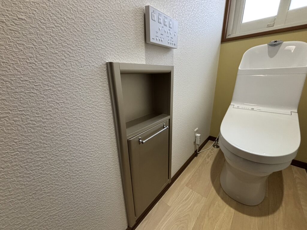 2階トイレ<br />ダイノックシートを貼ったキャビネット